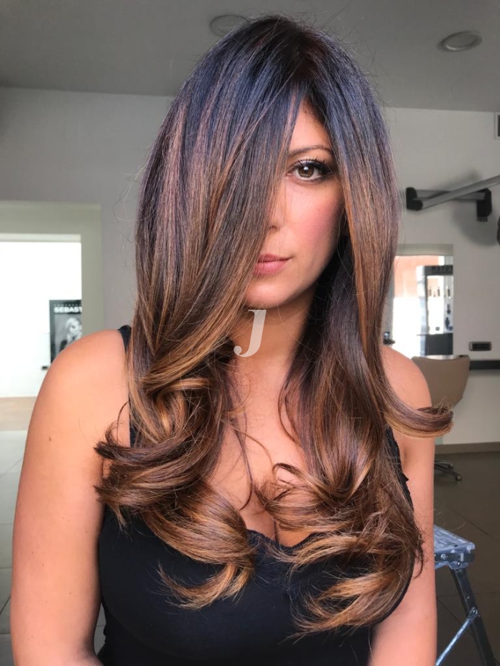 Foto di donna con capelli lunghi castano medio marrone