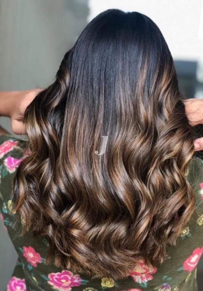 Foto di donna con capelli lunghi castano medio marrone