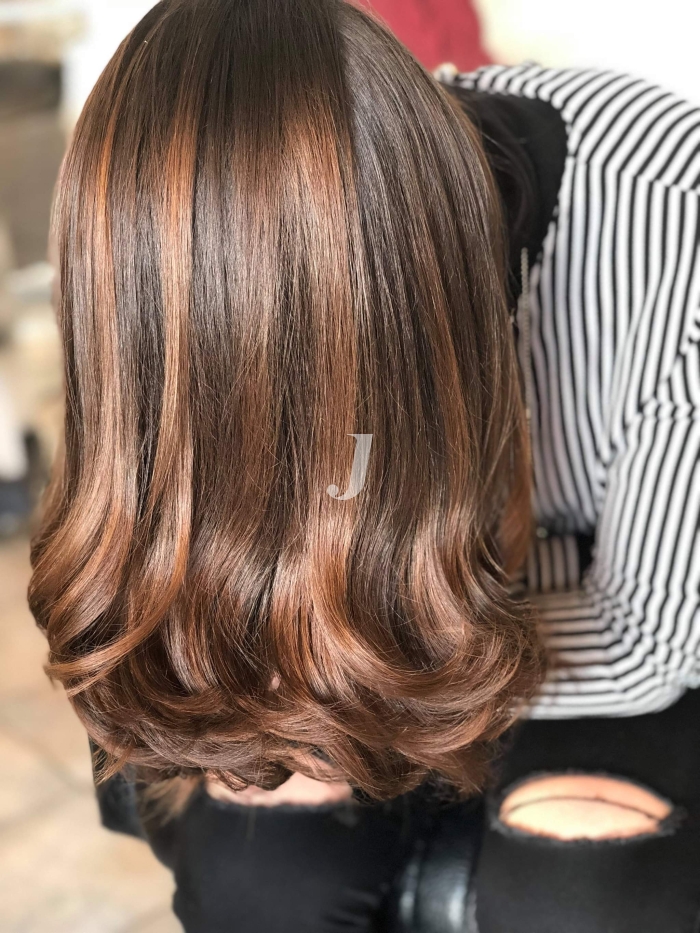 Foto di donna con capelli lunghi castano medio marrone