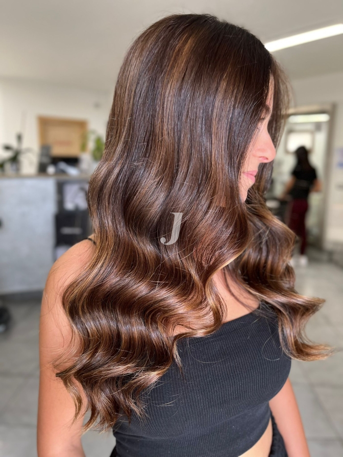 Foto di donna con capelli lunghi castano medio marrone