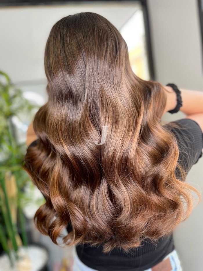 Foto di donna con capelli lunghi castano medio marrone