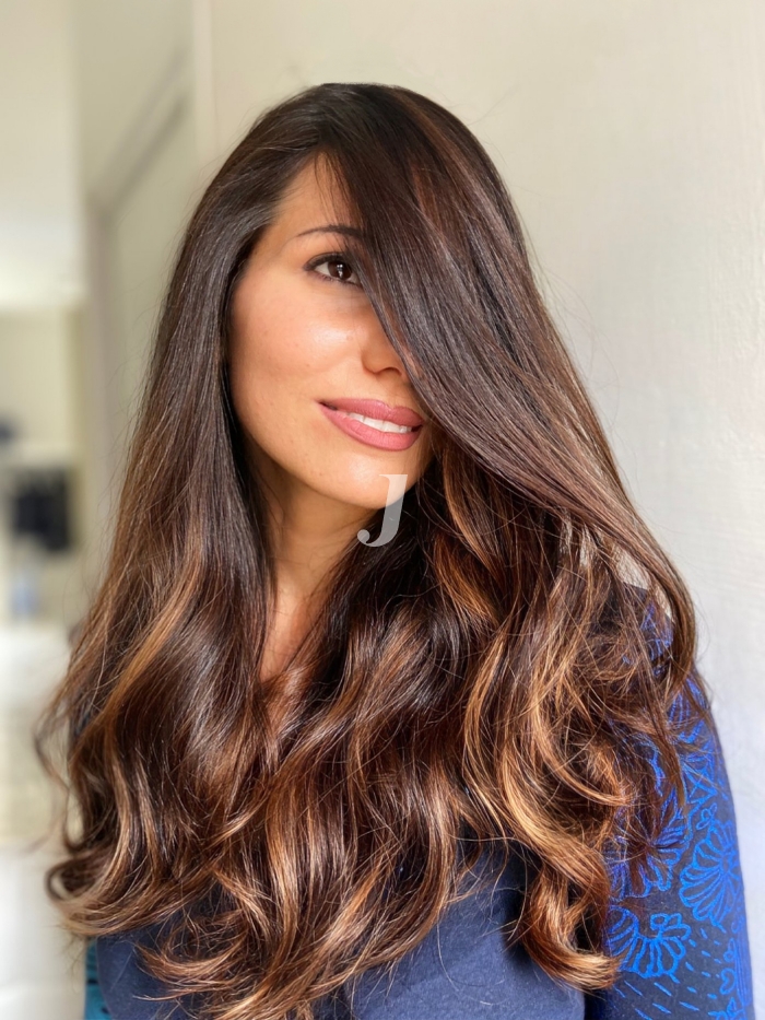 Foto di donna con capelli lunghi castano medio marrone