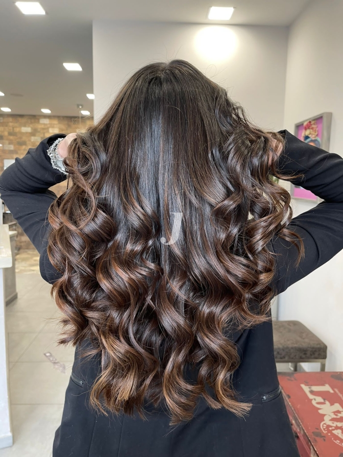 Foto di donna con capelli lunghi castano medio marrone