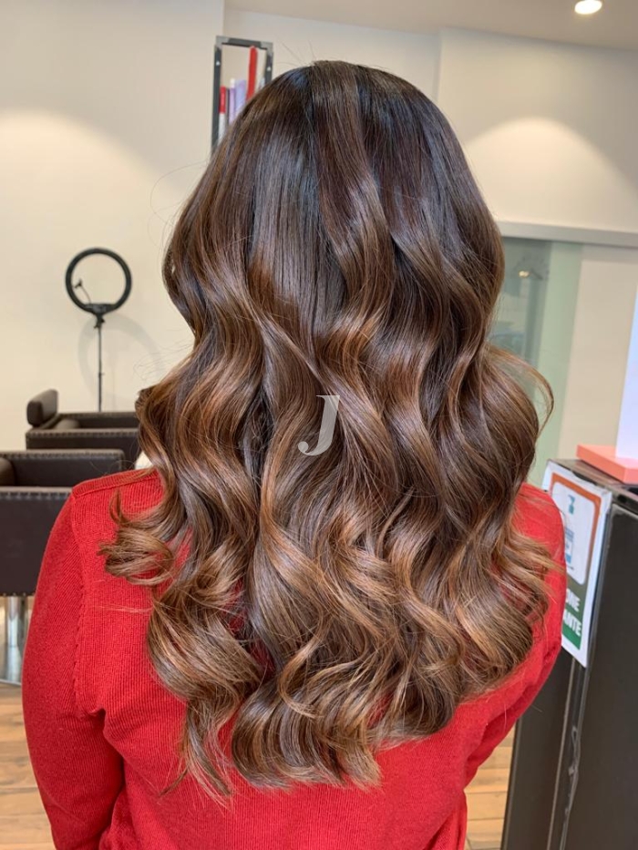 Foto di donna con capelli lunghi castano medio marrone