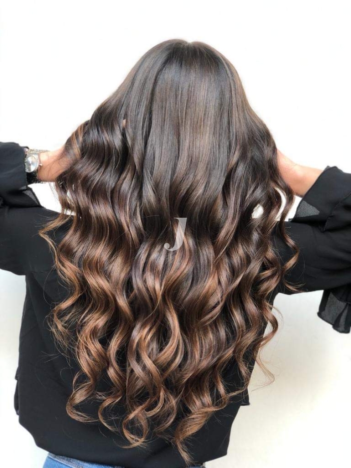 Foto di donna con capelli lunghi castano medio marrone