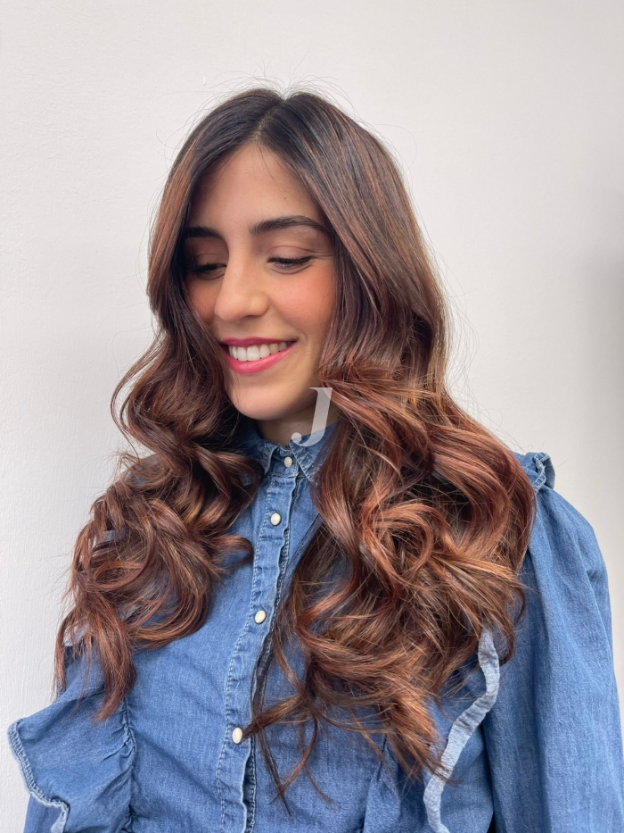 Foto di donna con capelli lunghi castano medio marrone