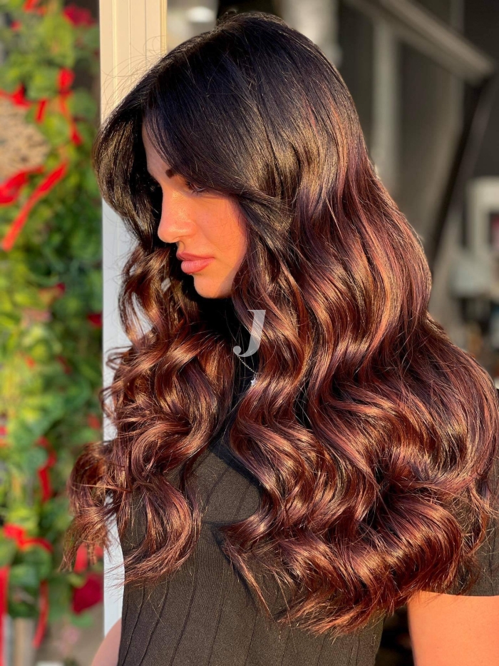 Foto di donna con capelli lunghi castano medio marrone