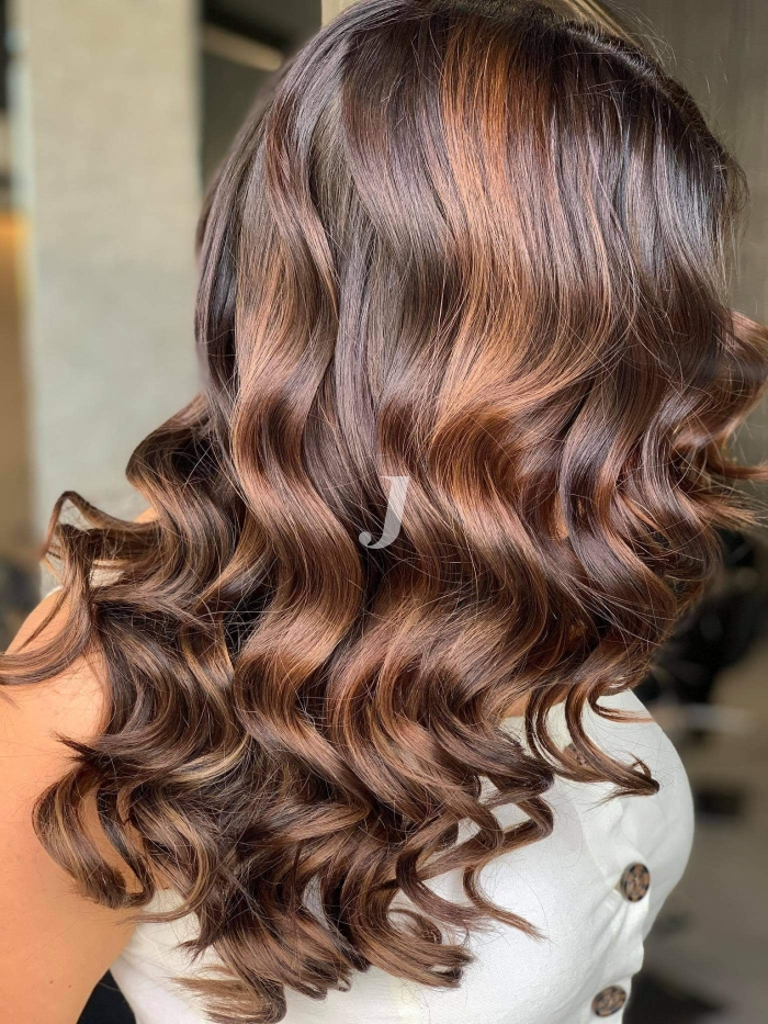 Foto di donna con capelli lunghi castano medio marrone