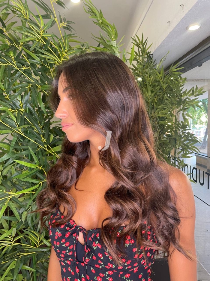 Foto di donna con capelli lunghi castano medio marrone