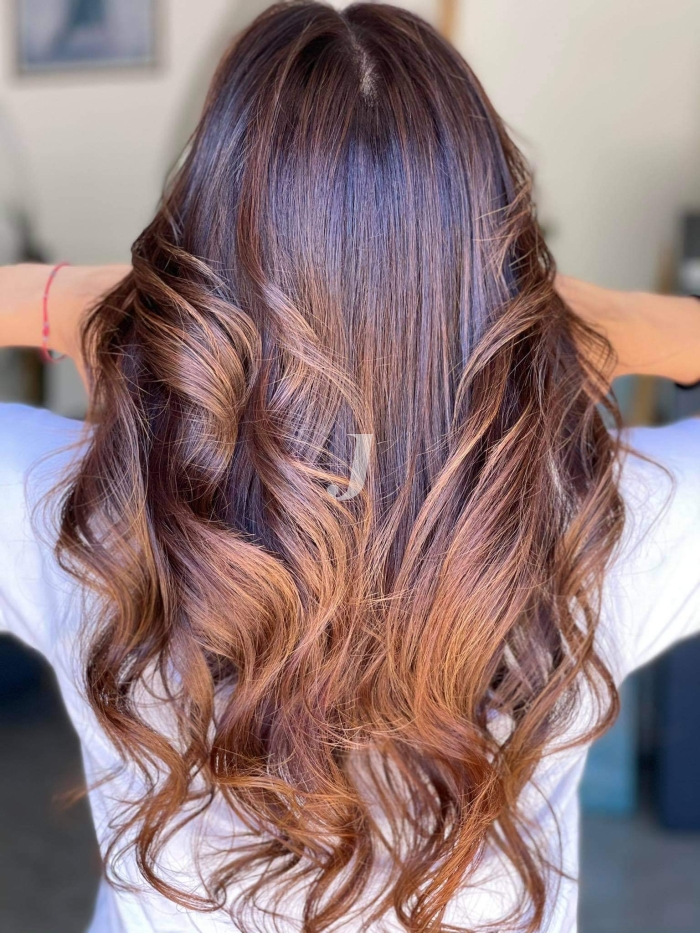 Foto di donna con capelli lunghi castano medio marrone