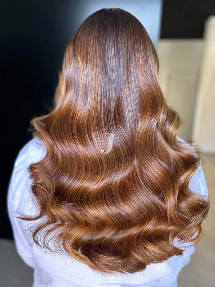 Foto di donna con capelli lunghi castano chiaro dorato