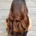 Foto di donna con capelli lunghi castano chiaro dorato