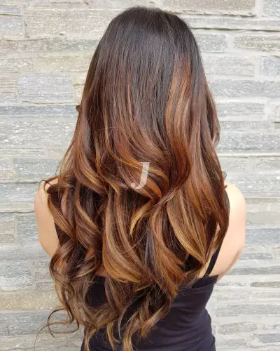 Foto di donna con capelli lunghi castano chiaro dorato