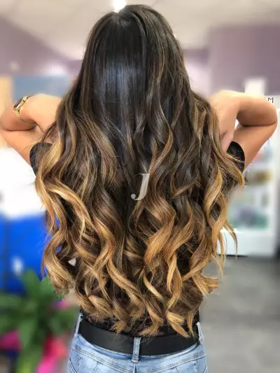 Foto di donna con capelli lunghi castano chiaro dorato