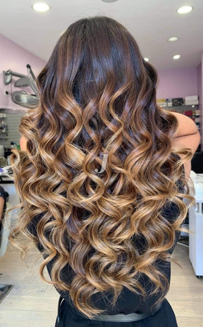 Foto di donna con capelli lunghi castano chiaro dorato