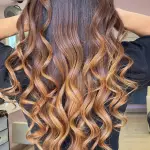 Foto di donna con capelli lunghi castano chiaro dorato