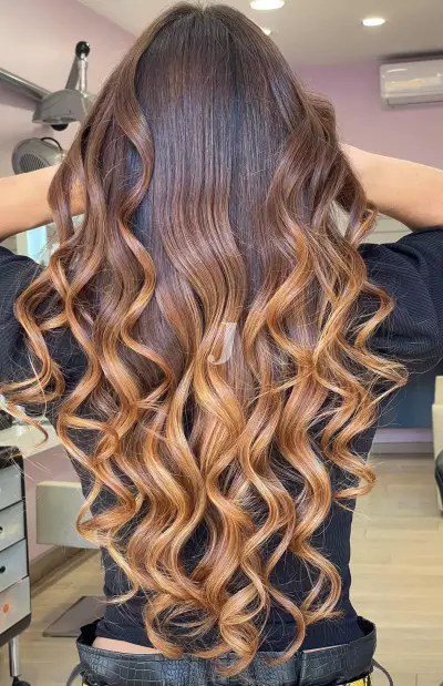 Foto di donna con capelli lunghi castano chiaro dorato