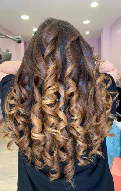 Foto di donna con capelli lunghi castano chiaro dorato