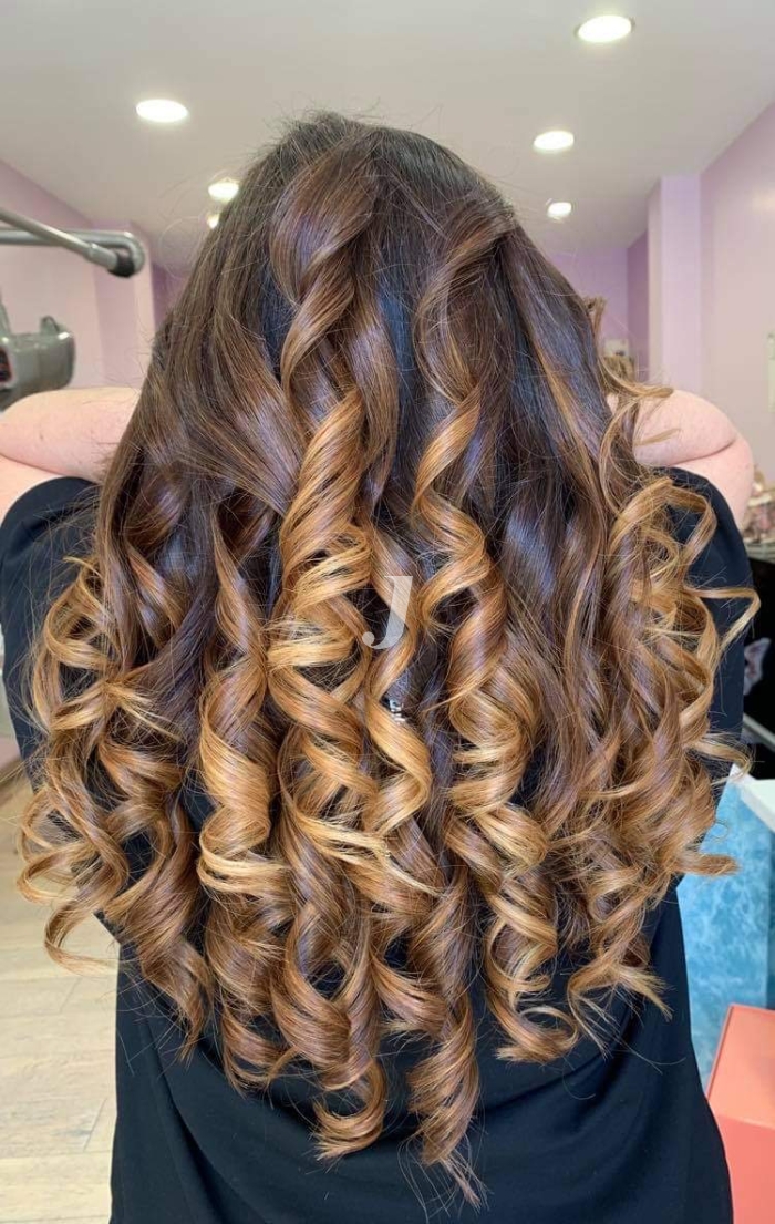 Foto di donna con capelli lunghi castano chiaro dorato