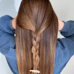 Foto di donna con capelli lunghi castano chiaro dorato