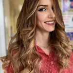 Foto di donna con capelli lunghi castano chiaro dorato