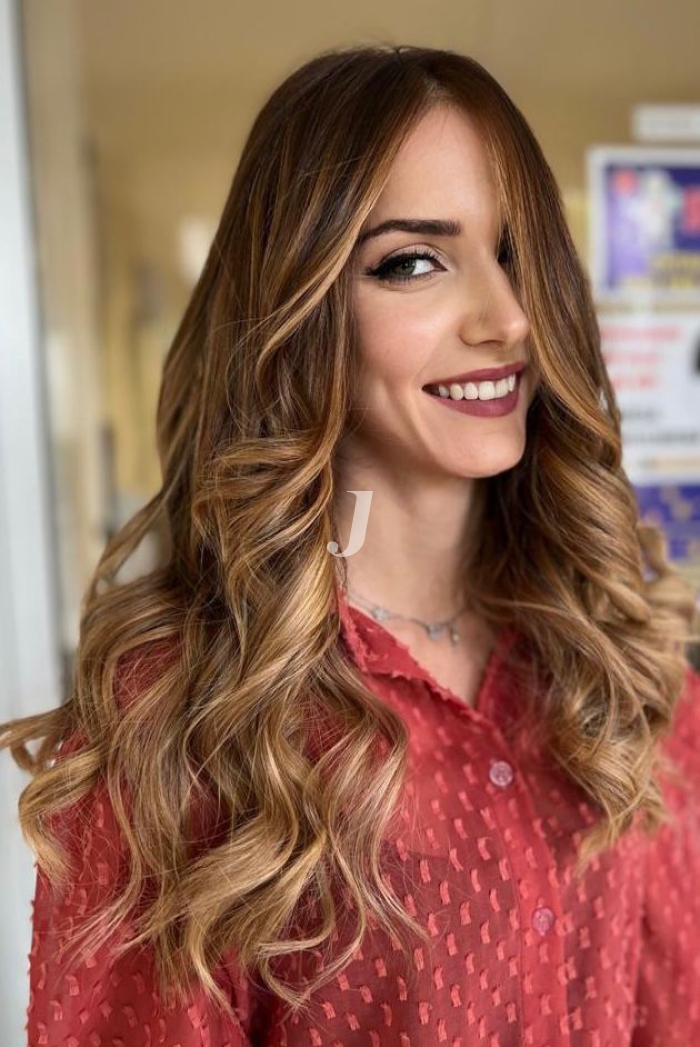 Foto di donna con capelli lunghi castano chiaro dorato