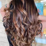 Foto di donna con capelli lunghi castano chiaro dorato