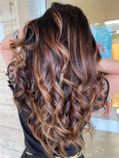 Foto di donna con capelli lunghi castano chiaro dorato