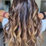 Foto di donna con capelli lunghi castano chiaro dorato