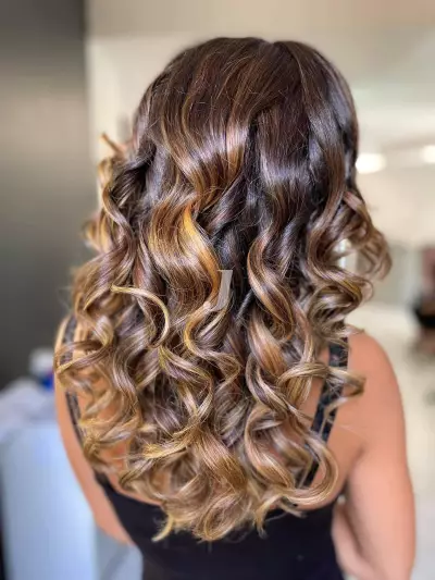 Foto di donna con capelli lunghi castano chiaro dorato