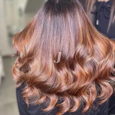 Foto di donna con capelli lunghi castano chiaro dorato