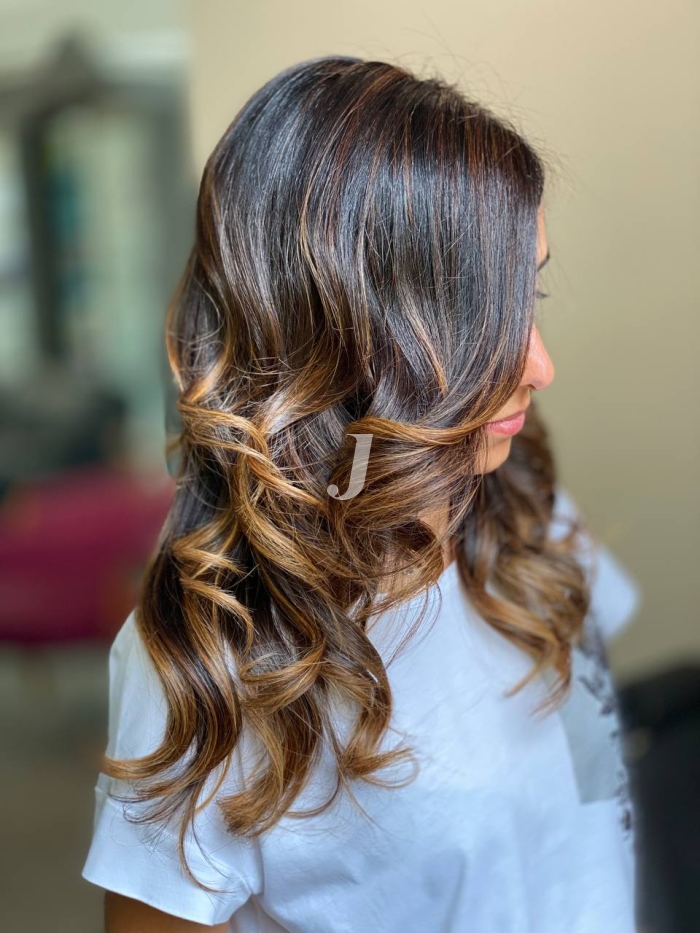 Foto di donna con capelli lunghi castano chiaro dorato