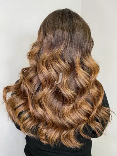 Foto di donna con capelli lunghi castano chiaro dorato