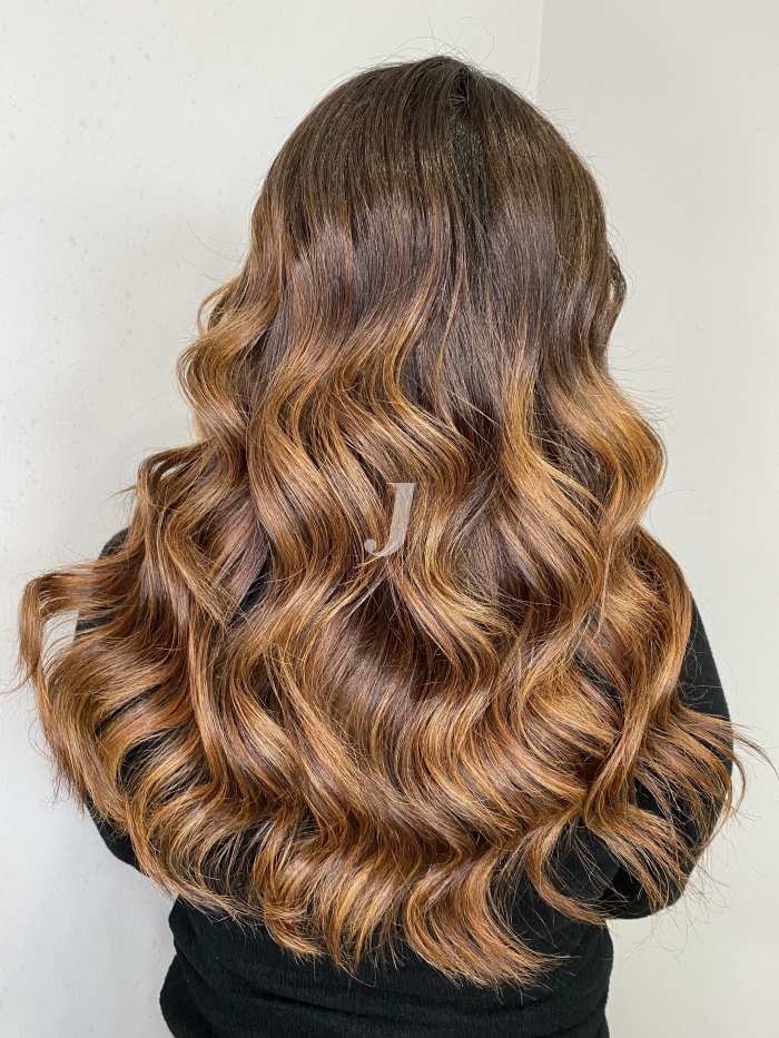 Foto di donna con capelli lunghi castano chiaro dorato