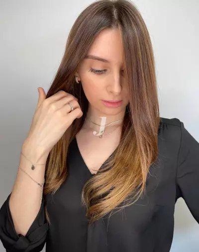 Foto di donna con capelli lunghi castano chiaro dorato