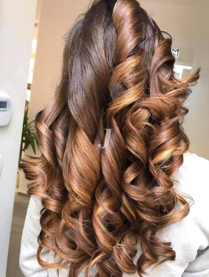 Foto di donna con capelli lunghi castano chiaro dorato