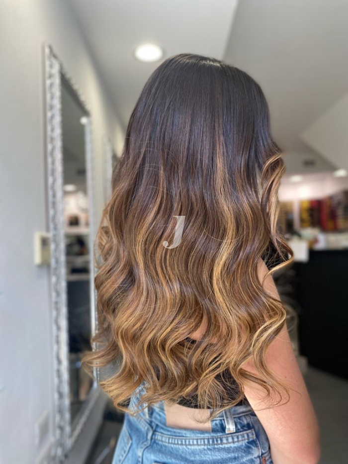 Foto di donna con capelli lunghi castano chiaro dorato