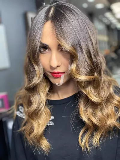 Foto di donna con capelli lunghi castano chiaro dorato