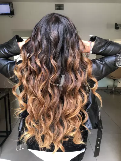 Foto di donna con capelli lunghi castano chiaro dorato