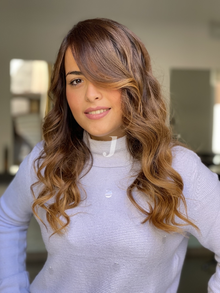 Foto di donna con capelli lunghi castano chiaro dorato