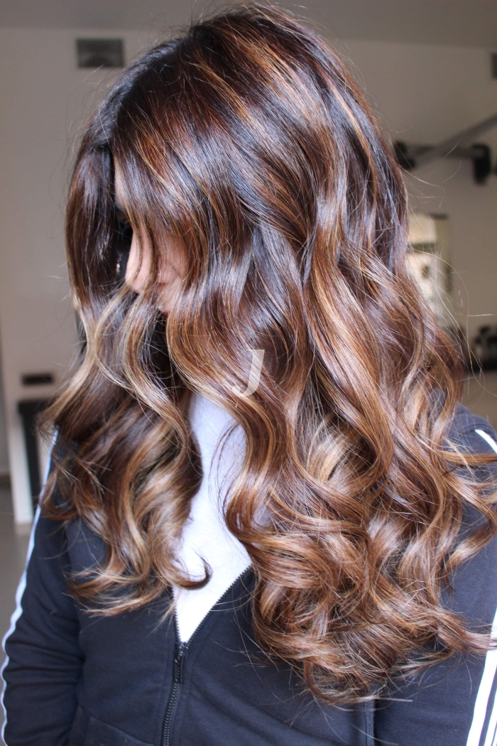 Foto di donna con capelli lunghi castano chiaro dorato