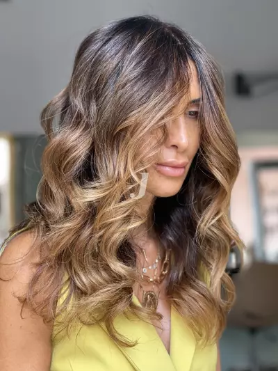 Foto di donna con capelli lunghi castano chiaro dorato