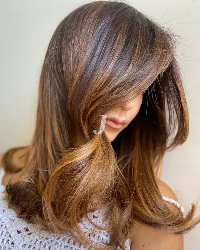 Foto di donna con capelli lunghi castano chiaro dorato