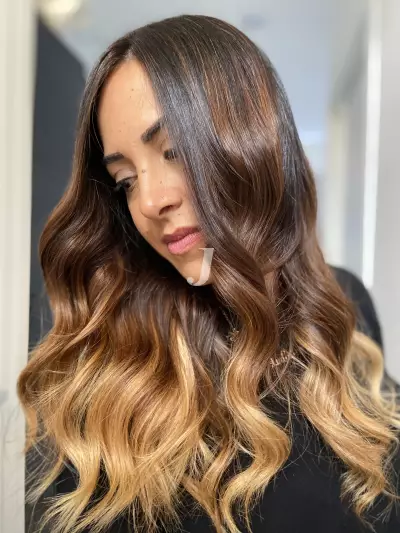 Foto di donna con capelli lunghi castano chiaro dorato