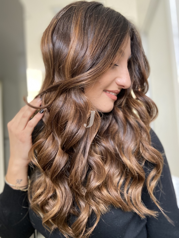 Foto di donna con capelli lunghi castano chiaro dorato