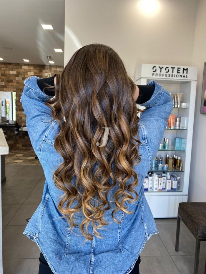 Foto di donna con capelli lunghi castano chiaro dorato