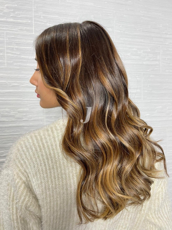 Foto di donna con capelli lunghi castano chiaro dorato