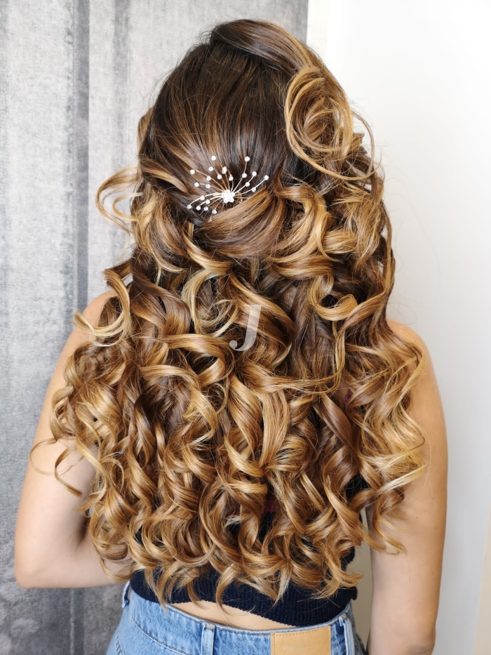 Foto di donna con capelli lunghi castano chiaro dorato