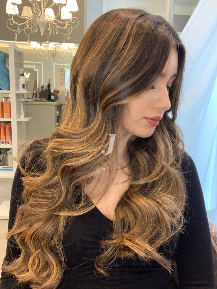 Foto di donna con capelli lunghi castano chiaro dorato