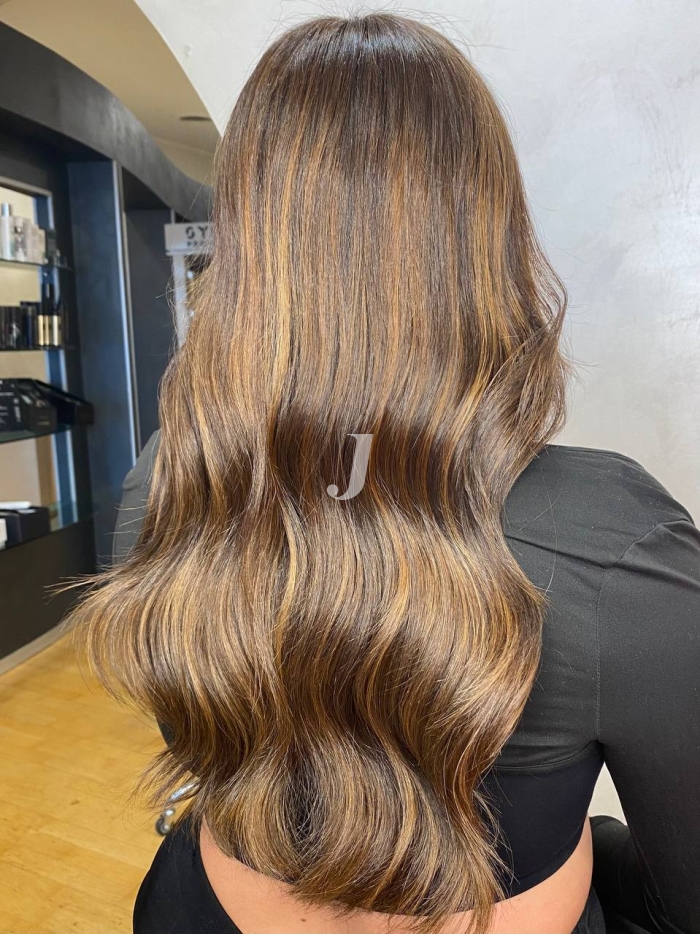 Foto di donna con capelli lunghi castano chiaro dorato